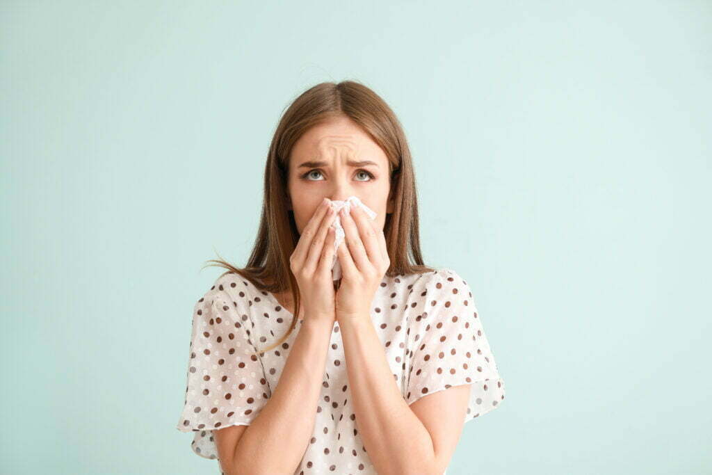 Junge Frau leidet unter ihrer Allergie