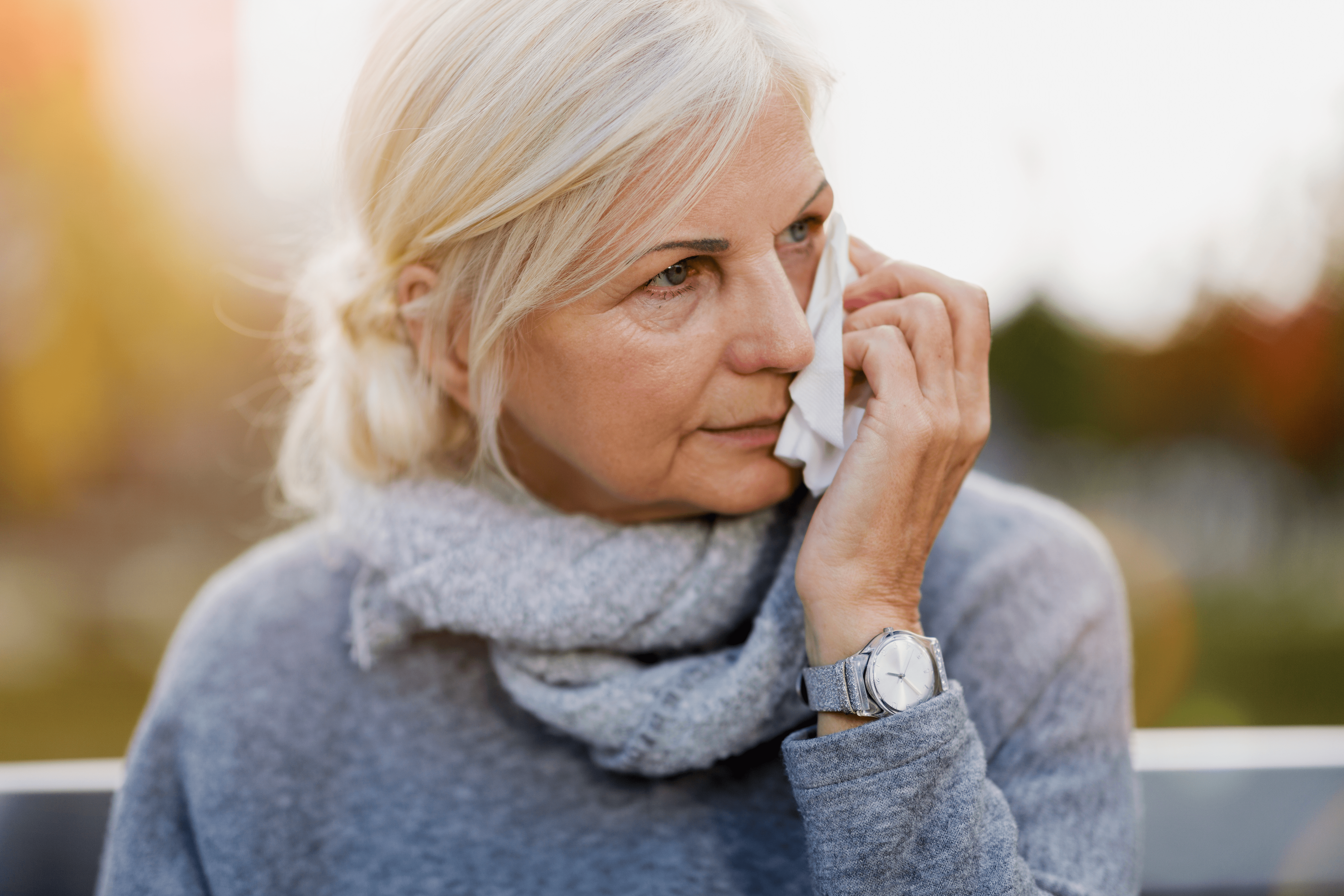 Ältere Frau mit allergischen Symptomen hält Taschentuch an der Nase
Allergie-Typen und Allergie im Verlauf des Lebnens