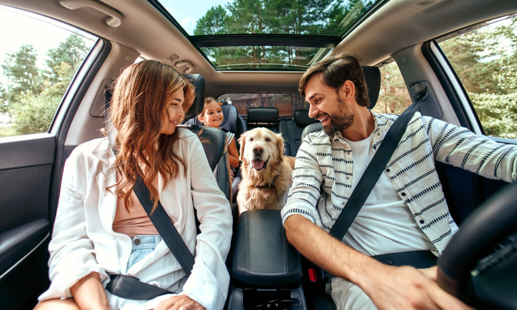 Auto Geruch entfernen glückliche Familie mit Hund und Kind