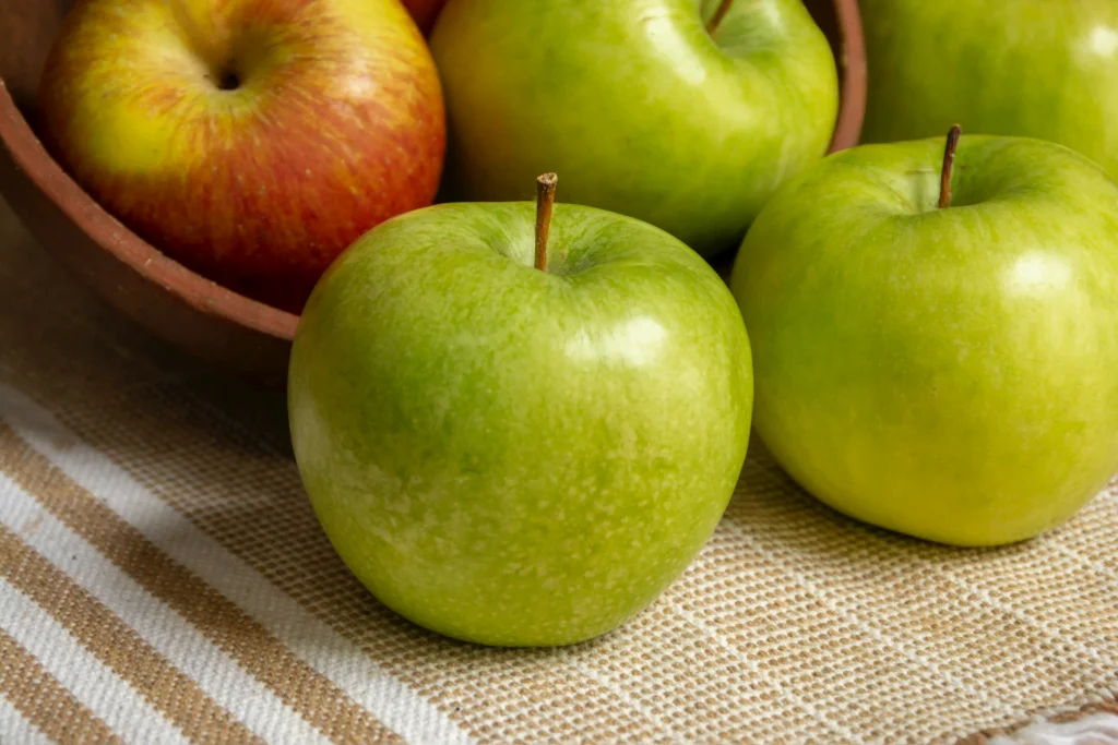 Kreuzallergie Apfel Äpfel liegen auf einem Tisch