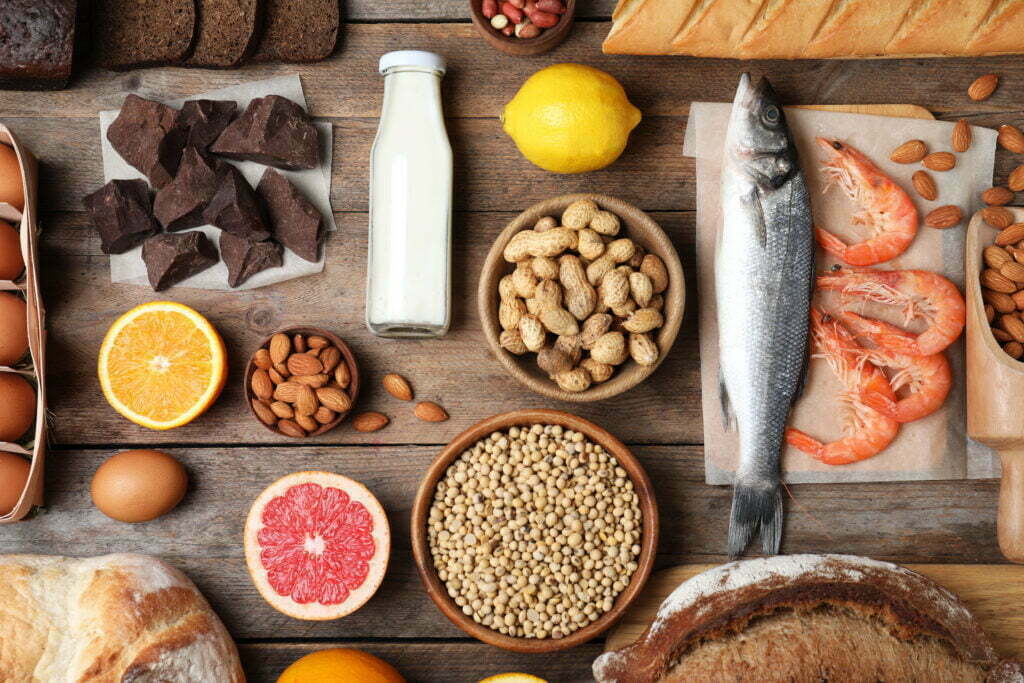 Verschiedene Lebensmittel auf einem Tisch, die eine Neurodermitis Ernährung begünstigen